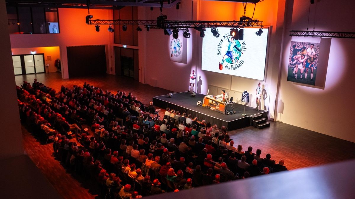 TV-Moderator Arnd Zeigler lockte am Dienstagabend mehr als 800 Gäste in den Parksaal des Steigerwaldstadions. Mit seinem aktuellen Programm „Hat schon Gelb“ tauchte er ein in die Welt des Fußballs, zeigte skurrile Szenen und unglaubliche „Kacktore“. Den größten Beifall erhielt ein Film über die Auswärtsreise des FC Rot-Weiß 1985 mit dem Sonderzug zu einem Oberliga-Spiel beim BFC Dynamo.