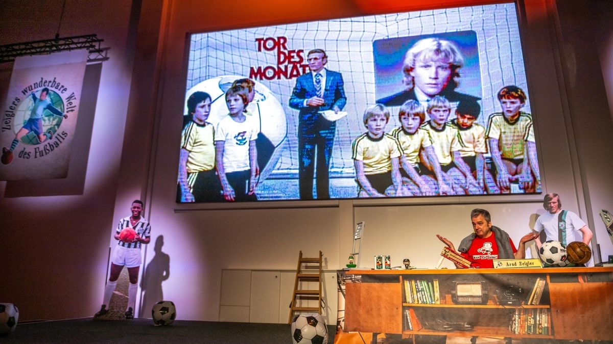 TV-Moderator Arnd Zeigler lockte am Dienstagabend mehr als 800 Gäste in den Parksaal des Steigerwaldstadions. Mit seinem aktuellen Programm „Hat schon Gelb“ tauchte er ein in die Welt des Fußballs, zeigte skurrile Szenen und unglaubliche „Kacktore“. Den größten Beifall erhielt ein Film über die Auswärtsreise des FC Rot-Weiß 1985 mit dem Sonderzug zu einem Oberliga-Spiel beim BFC Dynamo.