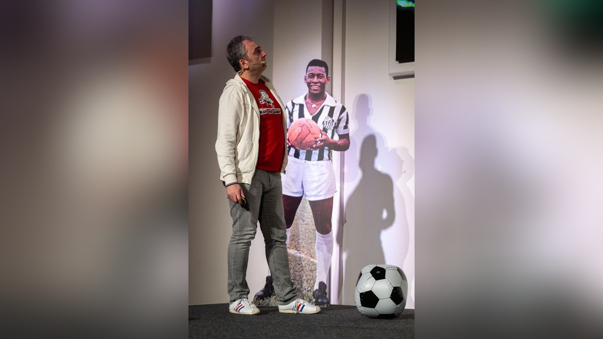 TV-Moderator Arnd Zeigler lockte am Dienstagabend mehr als 800 Gäste in den Parksaal des Steigerwaldstadions. Mit seinem aktuellen Programm „Hat schon Gelb“ tauchte er ein in die Welt des Fußballs, zeigte skurrile Szenen und unglaubliche „Kacktore“. Den größten Beifall erhielt ein Film über die Auswärtsreise des FC Rot-Weiß 1985 mit dem Sonderzug zu einem Oberliga-Spiel beim BFC Dynamo.