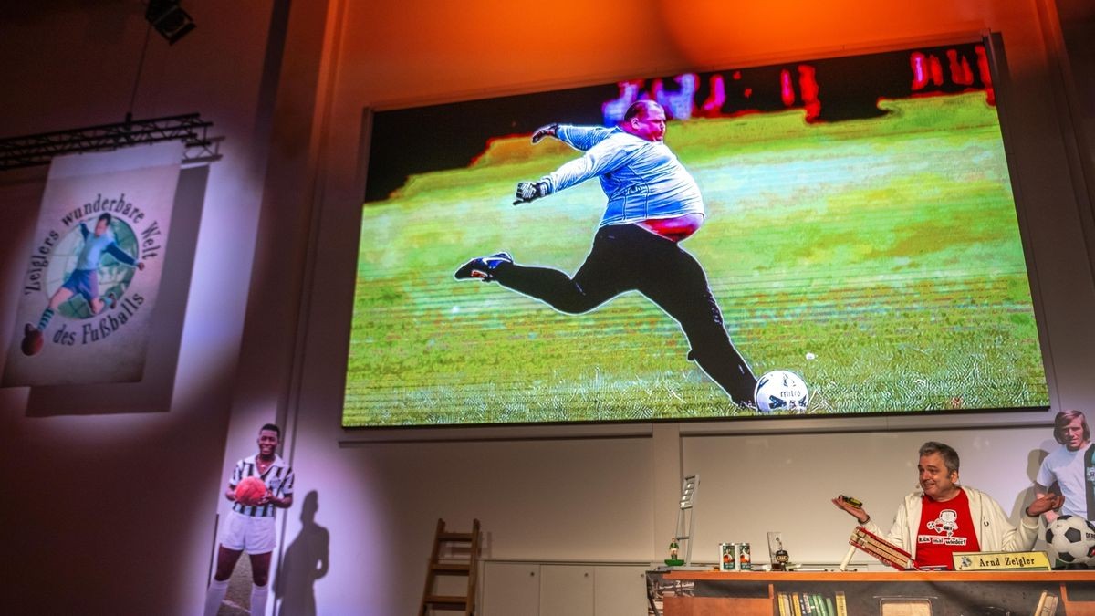 19/03/2024-Erfurt:  Arnd Zeigler präsentiert am Abend sein Live-Programm „Zeiglers wunderbare Welt des Fußballs - Hat schon Gelb!“   im Parksaal vom Erfurter Steigerwaldstadion. / im Foto:  (Foto: Sascha Fromm / Thueringer Allgemeine)