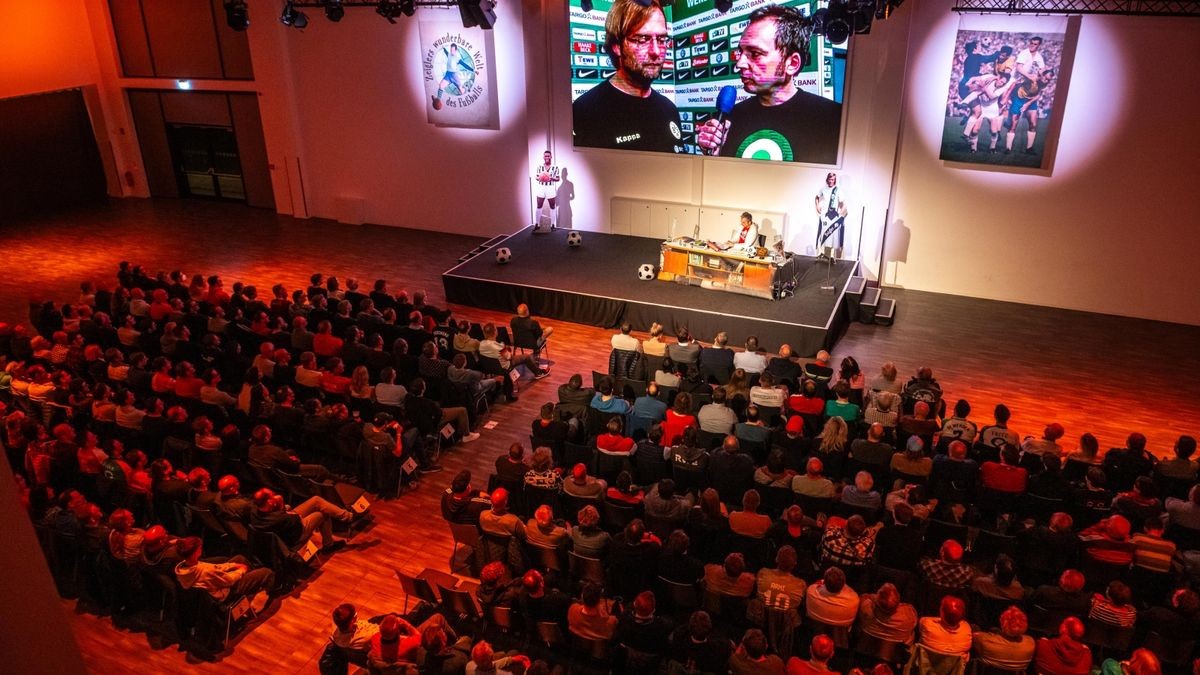 TV-Moderator Arnd Zeigler lockte am Dienstagabend mehr als 800 Gäste in den Parksaal des Steigerwaldstadions. Mit seinem aktuellen Programm „Hat schon Gelb“ tauchte er ein in die Welt des Fußballs, zeigte skurrile Szenen und unglaubliche „Kacktore“. Den größten Beifall erhielt ein Film über die Auswärtsreise des FC Rot-Weiß 1985 mit dem Sonderzug zu einem Oberliga-Spiel beim BFC Dynamo.