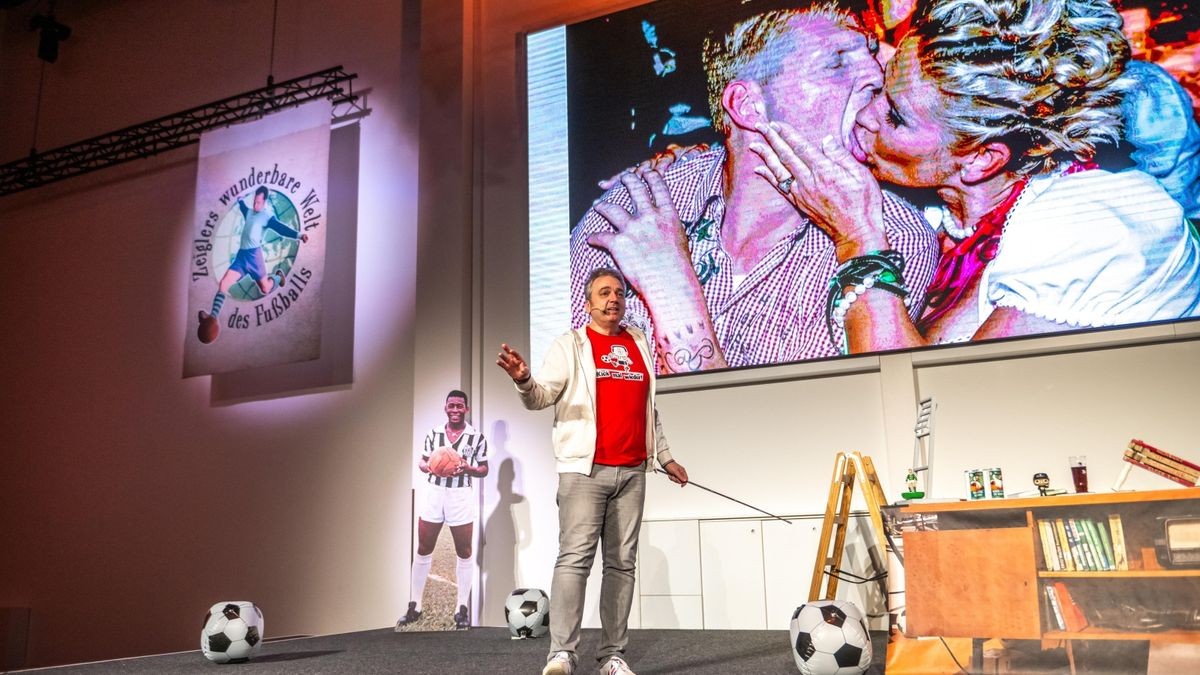 TV-Moderator Arnd Zeigler lockte am Dienstagabend mehr als 800 Gäste in den Parksaal des Steigerwaldstadions. Mit seinem aktuellen Programm „Hat schon Gelb“ tauchte er ein in die Welt des Fußballs, zeigte skurrile Szenen und unglaubliche „Kacktore“. Den größten Beifall erhielt ein Film über die Auswärtsreise des FC Rot-Weiß 1985 mit dem Sonderzug zu einem Oberliga-Spiel beim BFC Dynamo.