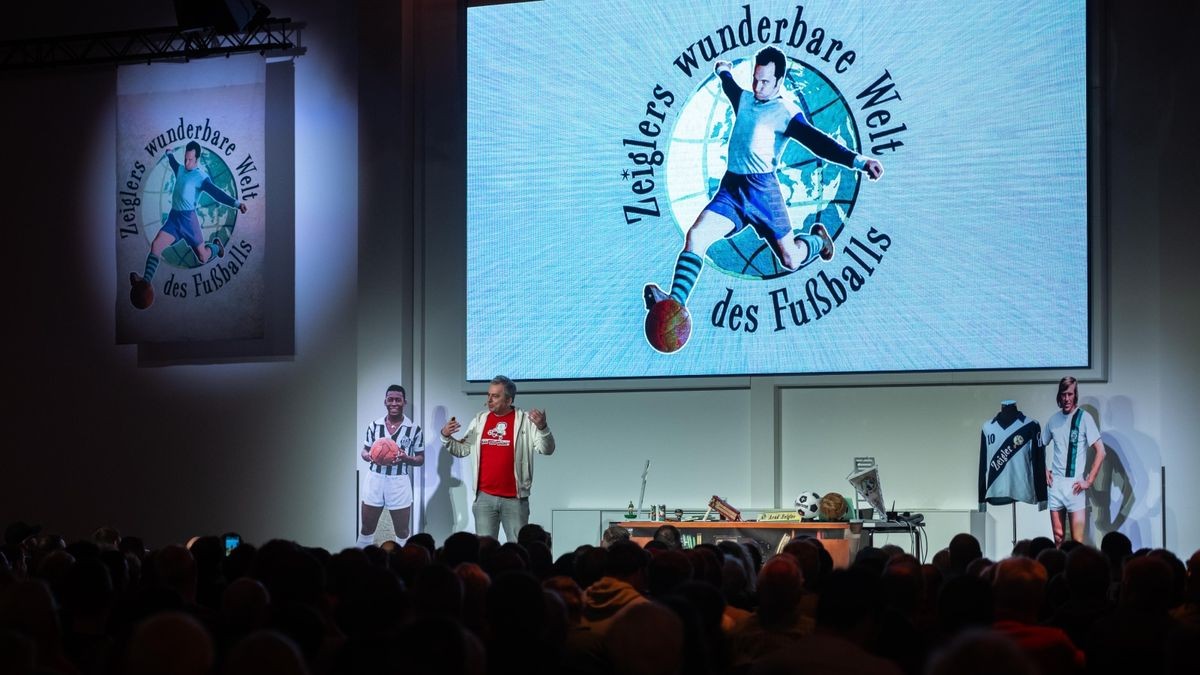 TV-Moderator Arnd Zeigler lockte am Dienstagabend mehr als 800 Gäste in den Parksaal des Steigerwaldstadions. Mit seinem aktuellen Programm „Hat schon Gelb“ tauchte er ein in die Welt des Fußballs, zeigte skurrile Szenen und unglaubliche „Kacktore“. Den größten Beifall erhielt ein Film über die Auswärtsreise des FC Rot-Weiß 1985 mit dem Sonderzug zu einem Oberliga-Spiel beim BFC Dynamo.