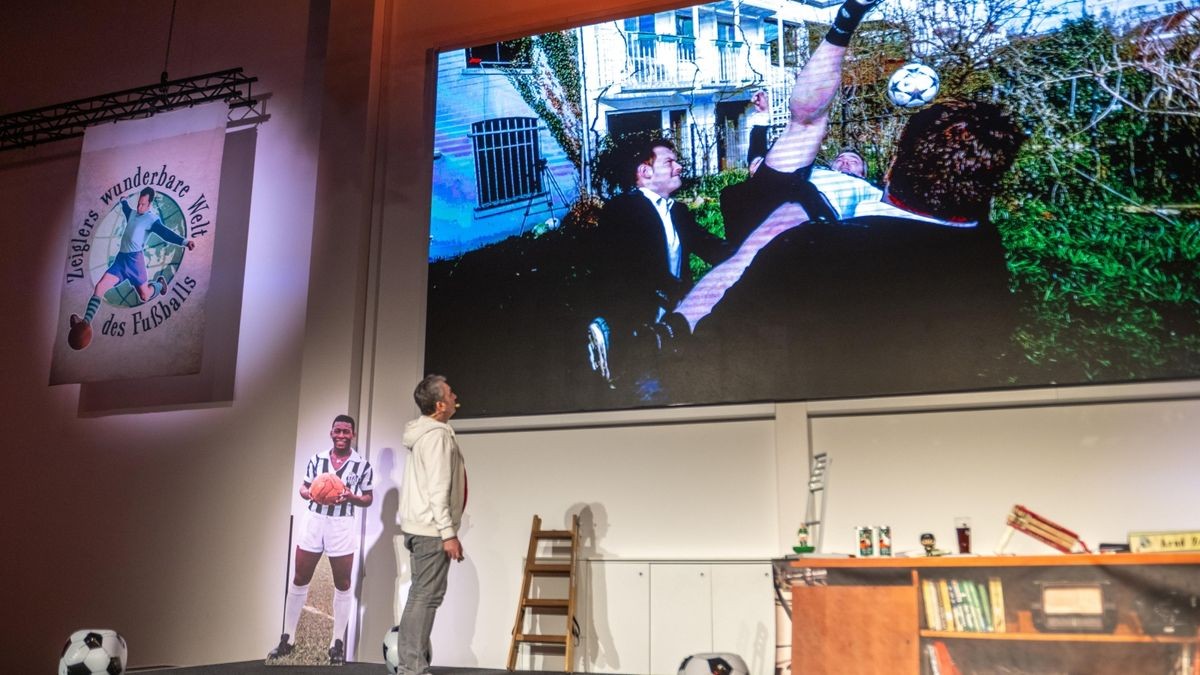 TV-Moderator Arnd Zeigler lockte am Dienstagabend mehr als 800 Gäste in den Parksaal des Steigerwaldstadions. Mit seinem aktuellen Programm „Hat schon Gelb“ tauchte er ein in die Welt des Fußballs, zeigte skurrile Szenen und unglaubliche „Kacktore“. Den größten Beifall erhielt ein Film über die Auswärtsreise des FC Rot-Weiß 1985 mit dem Sonderzug zu einem Oberliga-Spiel beim BFC Dynamo.