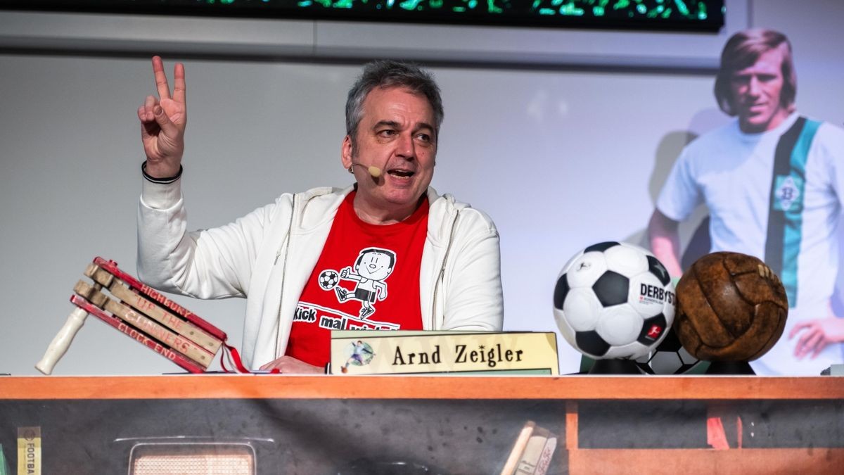 TV-Moderator Arnd Zeigler lockte am Dienstagabend mehr als 800 Gäste in den Parksaal des Steigerwaldstadions. Mit seinem aktuellen Programm „Hat schon Gelb“ tauchte er ein in die Welt des Fußballs, zeigte skurrile Szenen und unglaubliche „Kacktore“. Den größten Beifall erhielt ein Film über die Auswärtsreise des FC Rot-Weiß 1985 mit dem Sonderzug zu einem Oberliga-Spiel beim BFC Dynamo.