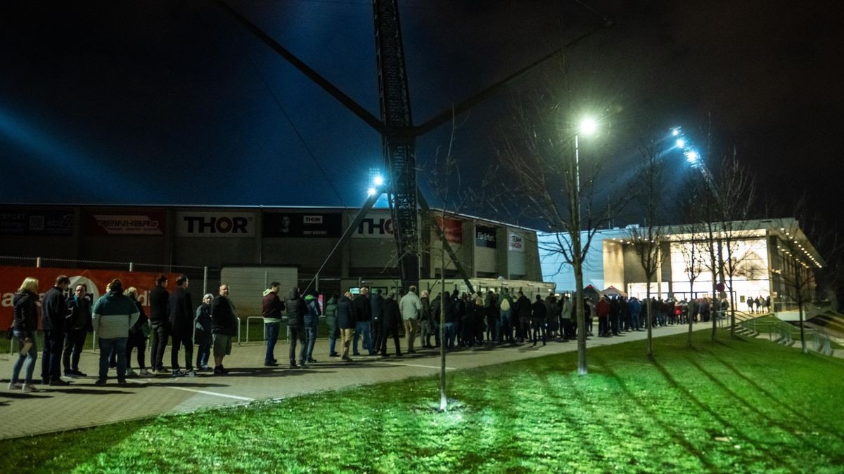 TV-Moderator Arnd Zeigler lockte am Dienstagabend mehr als 800 Gäste in den Parksaal des Steigerwaldstadions. Mit seinem aktuellen Programm „Hat schon Gelb“ tauchte er ein in die Welt des Fußballs, zeigte skurrile Szenen und unglaubliche „Kacktore“. Den größten Beifall erhielt ein Film über die Auswärtsreise des FC Rot-Weiß 1985 mit dem Sonderzug zu einem Oberliga-Spiel beim BFC Dynamo.