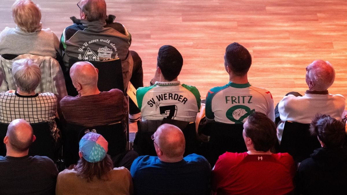 TV-Moderator Arnd Zeigler lockte am Dienstagabend mehr als 800 Gäste in den Parksaal des Steigerwaldstadions. Mit seinem aktuellen Programm „Hat schon Gelb“ tauchte er ein in die Welt des Fußballs, zeigte skurrile Szenen und unglaubliche „Kacktore“. Den größten Beifall erhielt ein Film über die Auswärtsreise des FC Rot-Weiß 1985 mit dem Sonderzug zu einem Oberliga-Spiel beim BFC Dynamo.