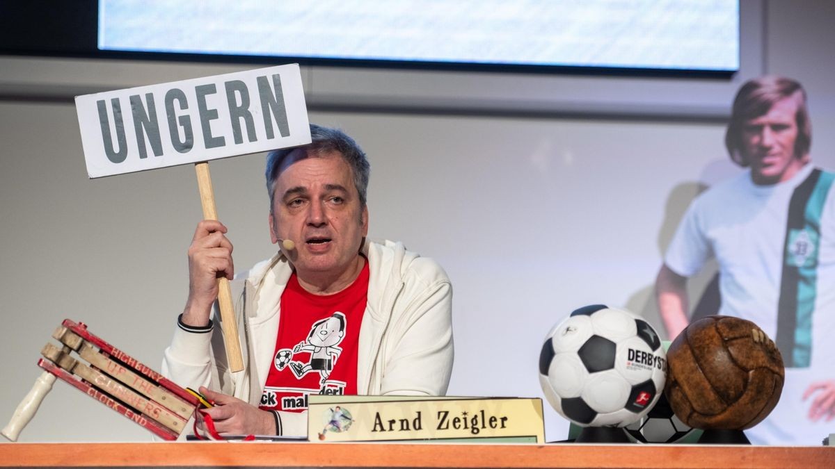 TV-Moderator Arnd Zeigler lockte am Dienstagabend mehr als 800 Gäste in den Parksaal des Steigerwaldstadions. Mit seinem aktuellen Programm „Hat schon Gelb“ tauchte er ein in die Welt des Fußballs, zeigte skurrile Szenen und unglaubliche „Kacktore“. Den größten Beifall erhielt ein Film über die Auswärtsreise des FC Rot-Weiß 1985 mit dem Sonderzug zu einem Oberliga-Spiel beim BFC Dynamo.