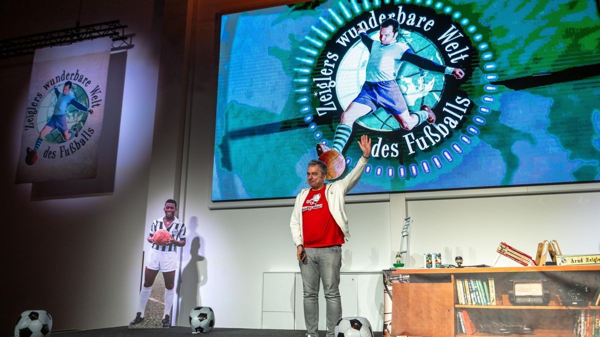 TV-Moderator Arnd Zeigler lockte am Dienstagabend mehr als 800 Gäste in den Parksaal des Steigerwaldstadions. Mit seinem aktuellen Programm „Hat schon Gelb“ tauchte er ein in die Welt des Fußballs, zeigte skurrile Szenen und unglaubliche „Kacktore“. Den größten Beifall erhielt ein Film über die Auswärtsreise des FC Rot-Weiß 1985 mit dem Sonderzug zu einem Oberliga-Spiel beim BFC Dynamo.