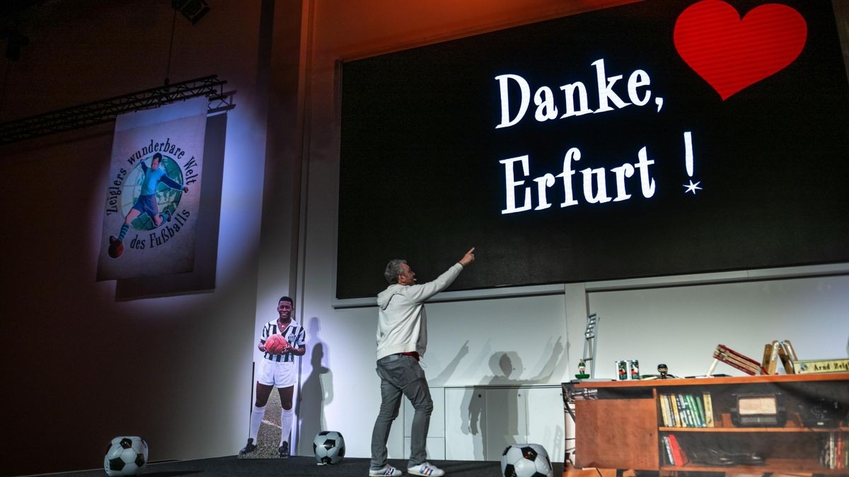 TV-Moderator Arnd Zeigler lockte am Dienstagabend mehr als 800 Gäste in den Parksaal des Steigerwaldstadions. Mit seinem aktuellen Programm „Hat schon Gelb“ tauchte er ein in die Welt des Fußballs, zeigte skurrile Szenen und unglaubliche „Kacktore“. Den größten Beifall erhielt ein Film über die Auswärtsreise des FC Rot-Weiß 1985 mit dem Sonderzug zu einem Oberliga-Spiel beim BFC Dynamo.