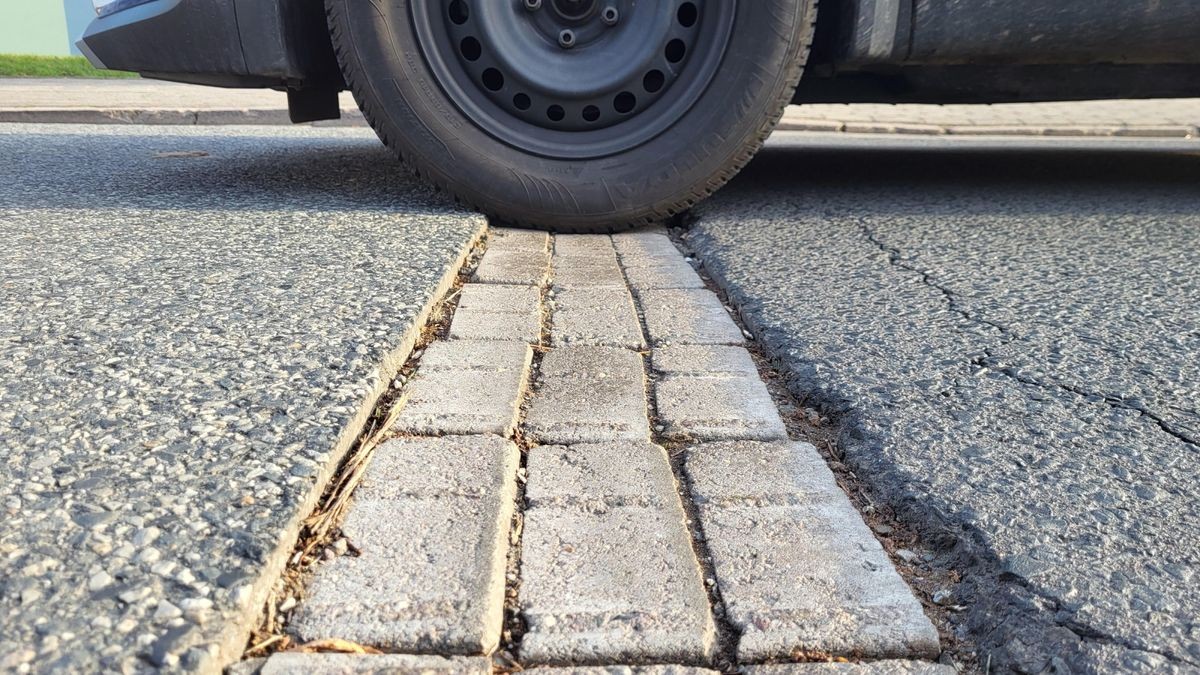 Wie hier in der Leinefelder Südstraße sind im gesamten Stadtgebiet von Leinefelde-Worbis mit Pflastersteinen geflickte Straßen zu finden.