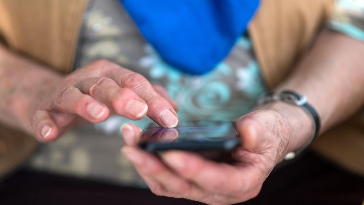 Eine Seniorin tippt auf ihrem Smartphone. Längst gehen die Maschen von Betrügern über die sogenannte Enkeltrick-Variante hinaus. (Symbolbild)