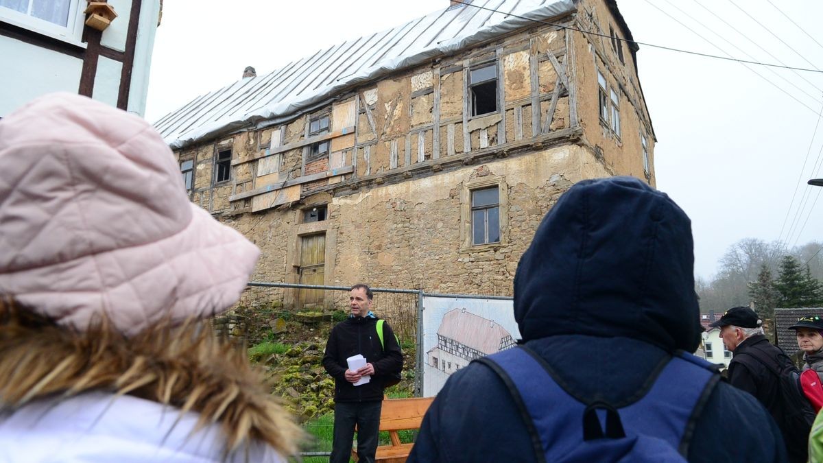 Beim Osterspaziergang im vergangenen Jahr informierte Andreas Martini zur Geschichte und den Vorhaben am Raspehaus (Archiv-Foto).