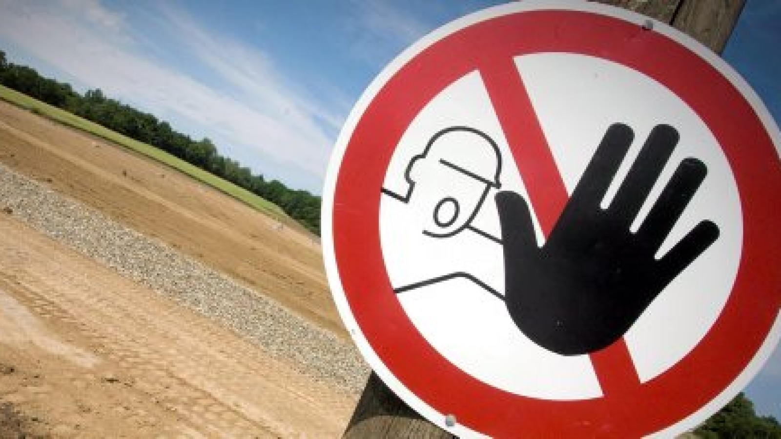 Lebensmüde Unbekannte auf einstigem Teersee Rositz unterwegs