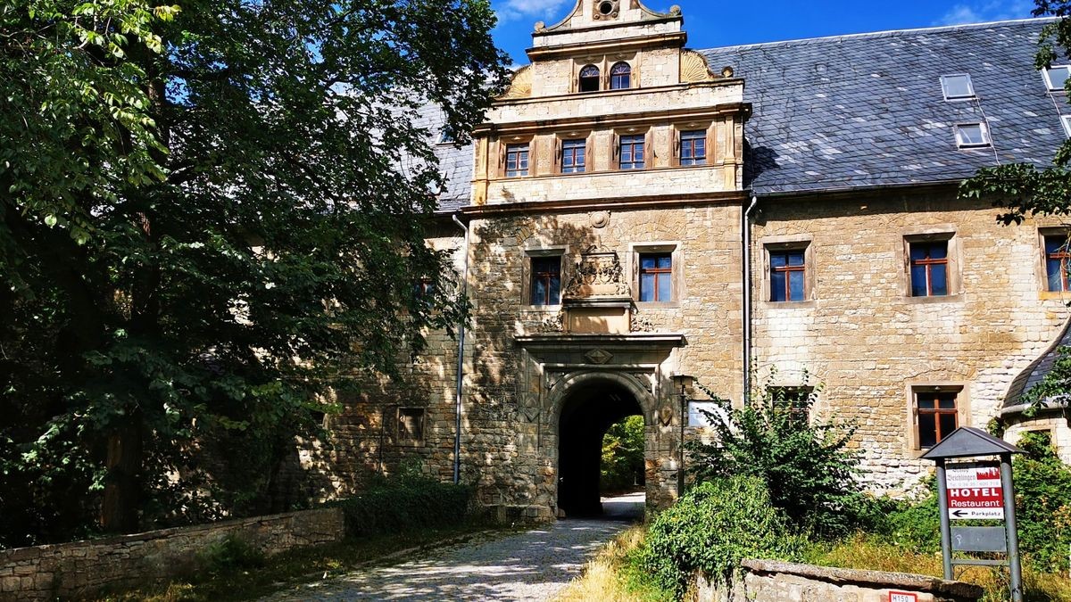 Schloss Beichlingen war ursprünglich eine einfache Wallburg und wurde mehrfach umgebaut. Erstmals urkundlich erwähnt wurde es 1014 in der Chronik des Bischofs Thietmar von Merseburg, der über die Entführung der Burgherrin Reinhilde berichtete.