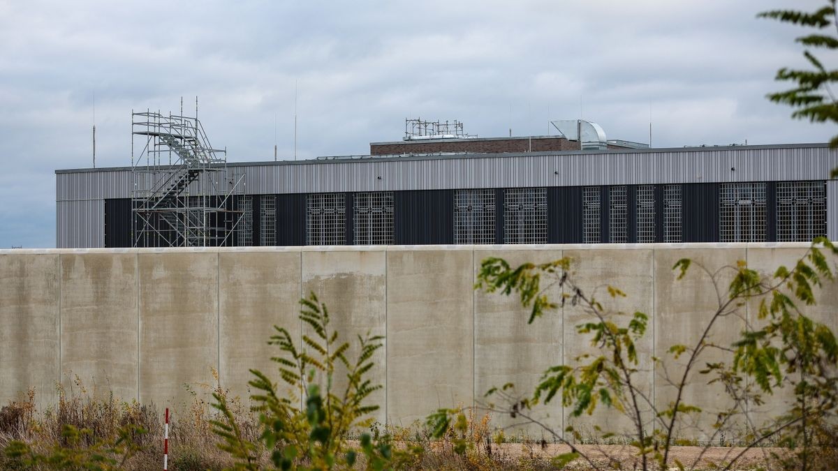 Blick auf die Baustelle der gemeinsamen Justizvollzugsanstalt von Sachsen und Thüringen. Die Eröffnung des Großgefängnisses verzögert sich auf unbestimmte Zeit.