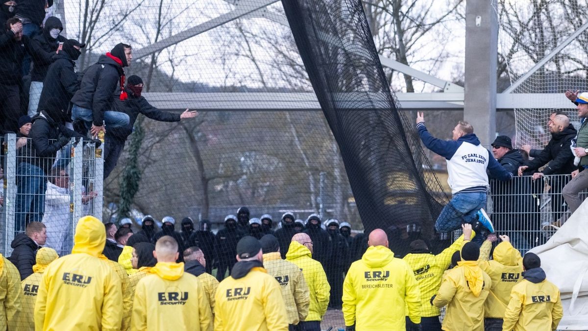 Auseinandersetzungen zwischen beiden Fanblöcken bestimmten das Bild beim Thüringenderby.