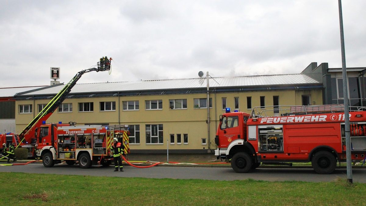 Am Donnerstagnachmittag geriet ein Wohn- und Bürogebäude in Leinefelde in Brand, das direkt an eine Metallbaufirma grenzt.