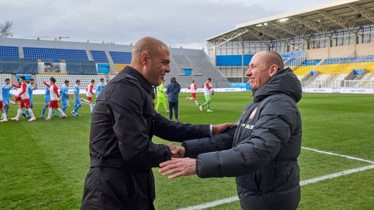 Israels Trainer Guy Luzon (links) begrüßt seinen polnischen Kollegen Adam Majewski im Jenaer Stadion.