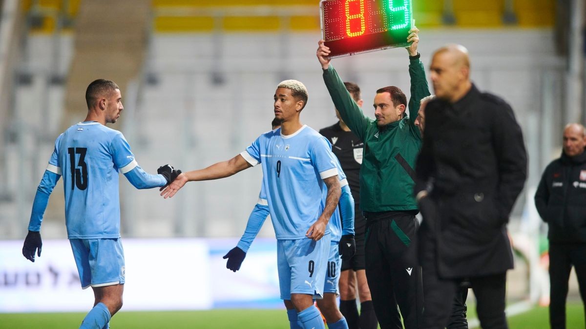 Mohammad Abu Rumi (Israel, 13) geht vom Feld, für ihn kommt Idan Toclomiti Jorno (Israel, 9).