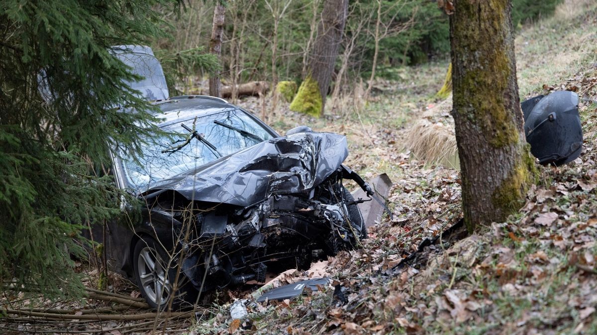 Die Polizei ermittelt zur Unfallursache.