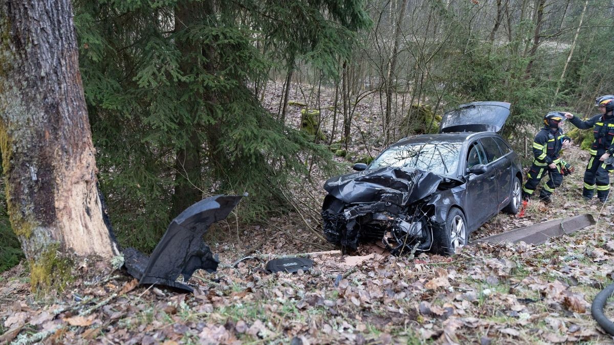 Zu einem schweren Verkehrsunfall ist es am Freitagmorgen (22.03.2024) im Landkreis Hildburghausen gekommen. Ersten Informationen nach war hier eine Autofahrerin auf dem Weg von Hildburghausen in Richtung Gerhardtsgereuth unterwegs, als sie mit ihrem Audi von der Fahrbahn abgekommen ist. In der Folge fuhr das Fahrzeug eine Böschung hinab und prallte dort  gegen einen Baum. Die 33-Jährige wurde bei dem Unfall verletzt und musste in ein Krankenhaus gebracht werden. Die Polizei ermittelt zur Unfallursache. Foto: NEWS5 / Ittig 