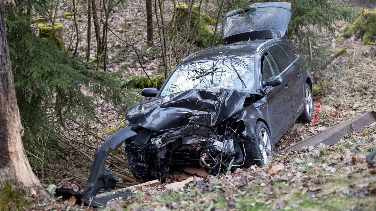 Die Polizei ermittelt zur Unfallursache.