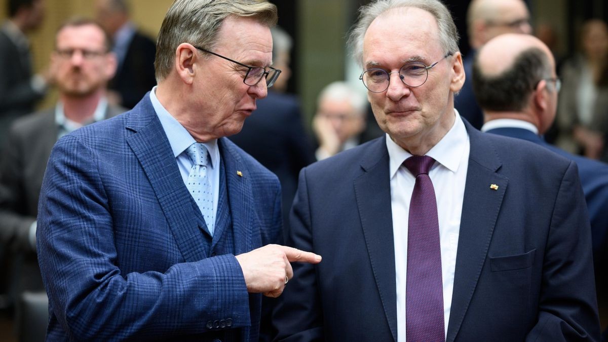 Bodo Ramelow (Linke), Ministerpräsident von Thüringen, und Reiner Haseloff (CDU), Ministerpräsident von Sachsen-Anhalt, bei der 1042. Plenarsitzung vom Deutschen Bundesrat.