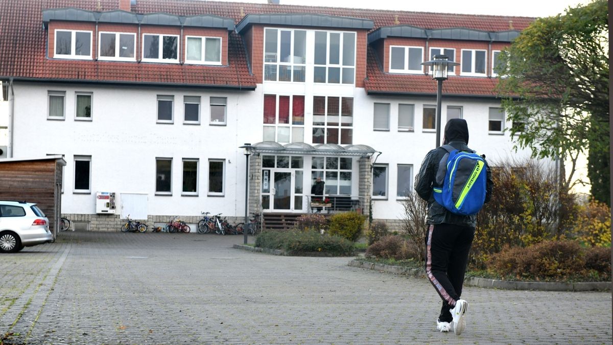 Die Gemeinschaftsunterkunft für Asylbewerber befindet sich in einem Gebäude vor der Burg Bodenstein im Landkreis Eichsfeld.