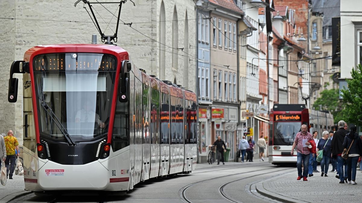 Erfurter Straßenbahnen sind nicht die schnellsten, vor allem, wenn sie wie hier in der Marktstraße unterwegs sind.