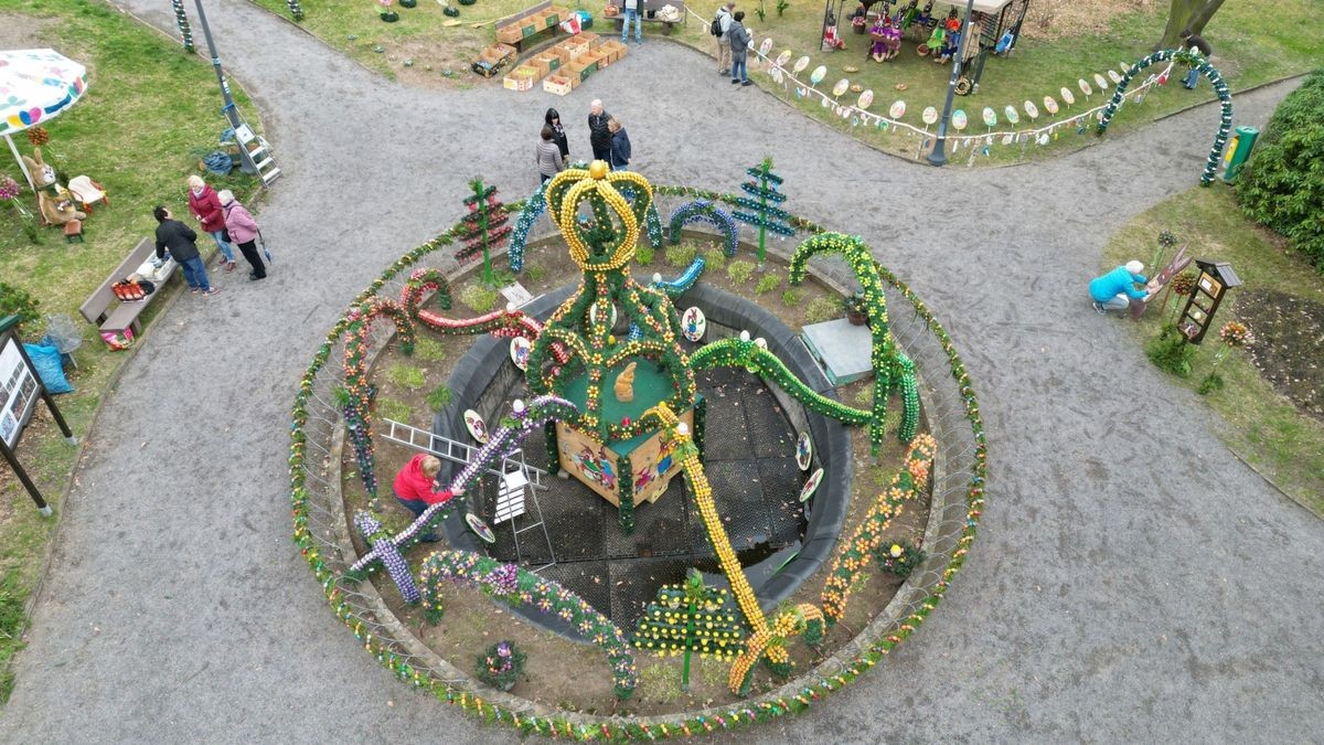 Mit bunten Ostereiern geschmückt ist die Osterkrone rund um den Osterbrunnen. Bestehend aus etwa 16.000 bemalten Eiern. Sie ist die größte Osterkrone in Thüringen und eine der größten deutschlandweit.