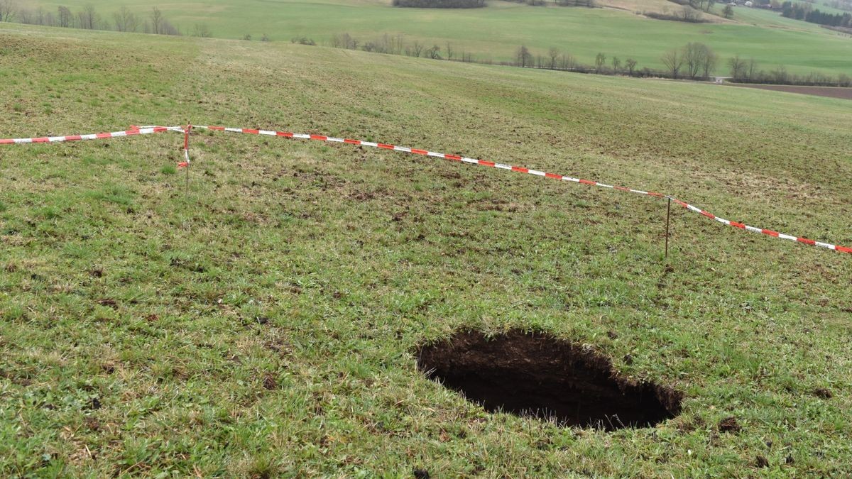 Auf einer Wiese nordöstlich von Lengenfeld/Stein wurde der jüngste Erdfall entdeckt und abgesperrt.

Nahe der Landstraße in Richtung Faulungen kam es im Dezember zu diesem Erdfall.