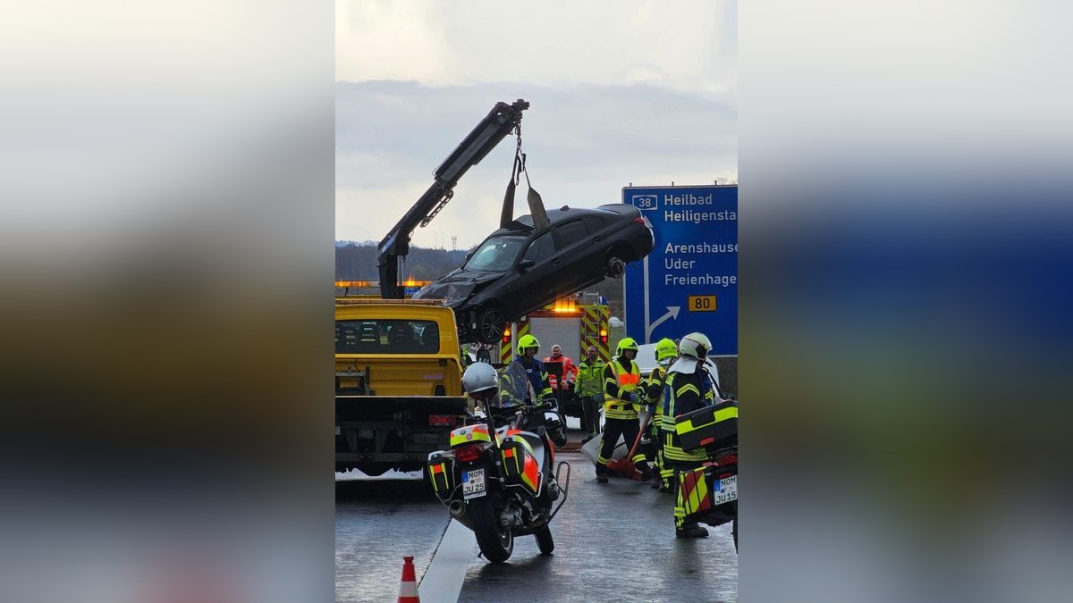 Der BMW kam auf der Leitplanke zum Stehen. Für die Bergung musste die Autobahn im Eichsfeld kurzzeitig gesperrt werden.