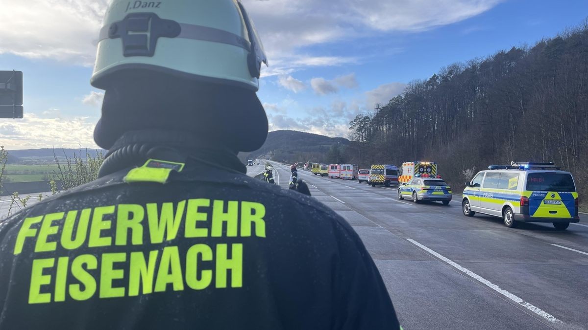 Die Berufsfeuerwehr der Stadt Eisenach half über knapp zwei Stunden auf der Autobahn, nachdem sich am Sonnabend gegen 15 Uhr ein schwerer Verkehrsunfall  ereignet hatte.