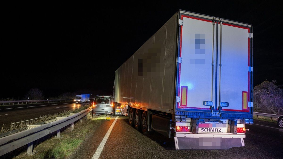 Ein Lkw-Fahrer wollte ausweichen, fuhr in Richtung Mittelleitplanke und keilte einen dort fahrenden VW Caddy ein.