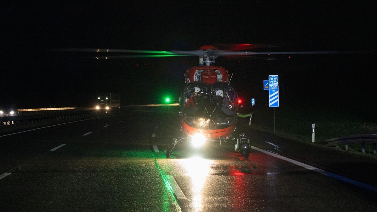 Sie wurden vor Ort von mehreren Rettungswagen, einem Notarzt und der Besatzung des Rettungshubschraubers Christoph Thüringen versorgt und anschließend mit schweren Verletzungen in umliegende Kliniken gebracht.