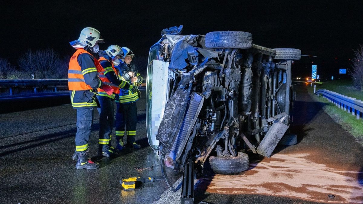 Einsatzkräfte der Berufsfeuerwehr Weimar und der Freiwilligen Feuerwehr Weimar-Legefeld gegen 22.10 Uhr zur Unfallstelle zwischen den Anschlussstellen Weimar und Mellingen in Fahrtrichtung Dresden aus.