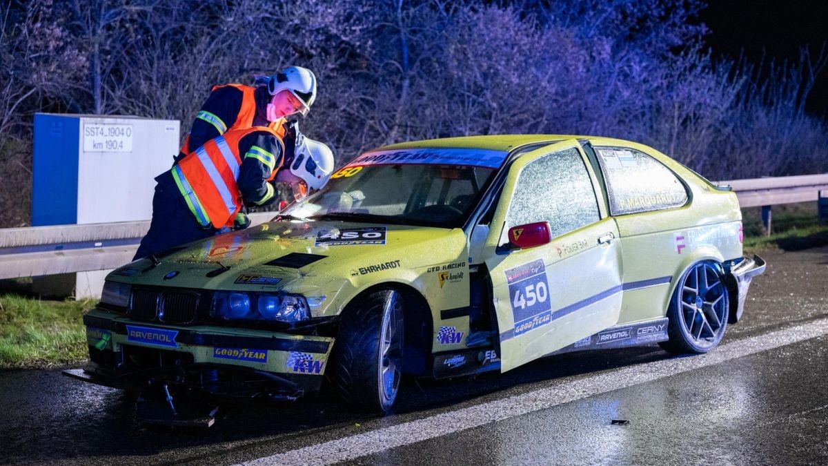 Nach ersten Erkenntnissen war ein Transporter mit Autoanhänger, auf dem ein Rennsportfahrzeug geladen war, aus bisher ungeklärter Ursache ins Schleudern geraten.