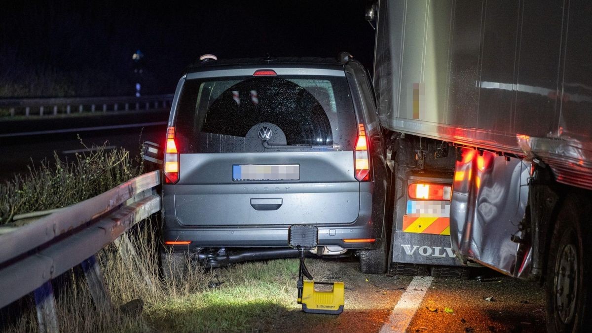 Während der Rettungs- und Bergungsarbeiten musste die Autobahn für rund 90 Minuten voll gesperrt werden.