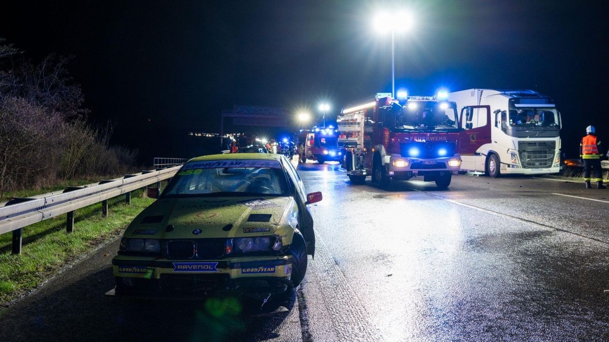 24.03.2024 / Mellingen / Die Kräfte der Berufsfeuerwehr Weimar und der Freiwilligen Feuerwehr Weimar-Legefeld wurden Sonntagabend gegen 22.10 Uhr zu einem schweren Verkehrsunfall auf der Bundesautobahn 4 zwischen den Anschlussstellen Weimar und Mellingen in Fahrtrichtung Dresden alarmiert. Nach ersten Erkenntnissen kam ein Transporter mit Autoanhänger, auf dem ein Rennsportfahrzeug geladen war, ins Schleudern. Dabei kippte der Transporter auf die Seite und der Rennsportwagen fuhr vom Anhänger. Ein Lkw-Fahrer wollte dem verunfallten Fahrzeug ausweichen, fuhr in Richtung linke Leitplanke und keilte dabei einen Pkw Volkswagen Caddy ein. Ein weiterer Kleinbus touchierte den Pkw-Anhänger und kam anschließend zum Stehen. Zwei Insassen des Transporters und zwei weitere Insassen des PKVW VW Caddy wurden verletzt. Alle Personen konnten ihre Fahrzeuge jedoch eigenständig verlassen. Sie wurden vor Ort von mehreren Rettungswagen, einem Notarzt und der Besatzung des Rettungshubschraubers Christoph Thüringen versorgt und anschließend mit schweren Verletzungen in umliegende Kliniken verbracht. Die Feuerwehren sicherten die Unfallstelle ab, unterstützten den Rettungsdienst und bereinigten die Fahrbahn. Während der Rettungs- und Bergungsarbeiten musste die Autobahn für rund 90 Minuten voll gesperrt werden. Die Autobahnpolizeiinspektion hat die Ermittlungen zur Unfallursache aufgenommen. Geprüft wird unter anderem, ob der Transporter eventuell zu schnell gewesen sein könnte. Am Transporter und dem Pkw Caddy entstand erheblicher Sachschaden. Sie mussten durch Abschleppunternehmen geborgen werden. / Foto: Johannes Krey | JKFotografie&TV