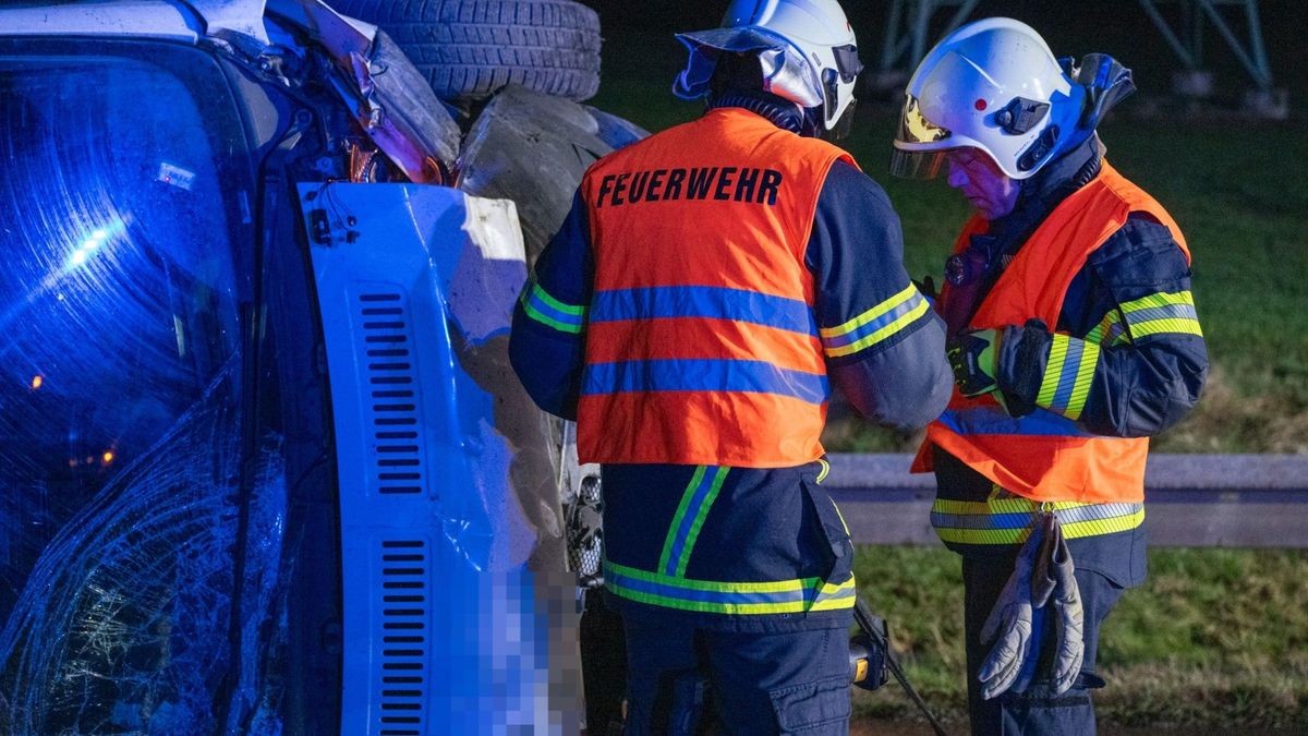 Am Transporter und dem Pkw Caddy entstand erheblicher Sachschaden. Sie mussten durch Abschleppunternehmen geborgen werden.