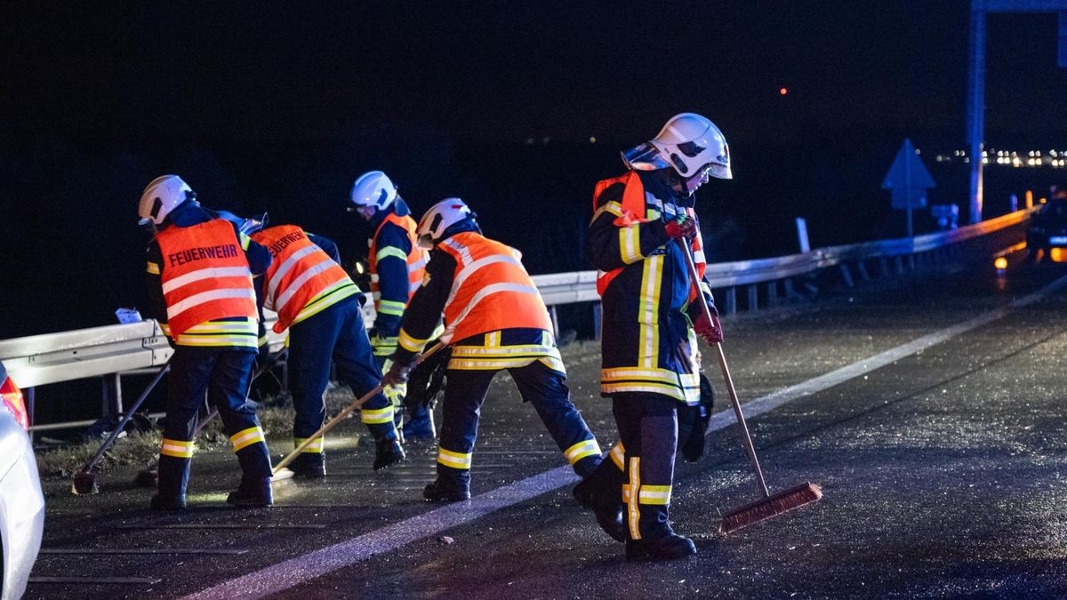 Bei einem schweren Verkehrsunfall auf der Autobahn 4 sind am Sonntagabend mehrere Personen verletzt worden.