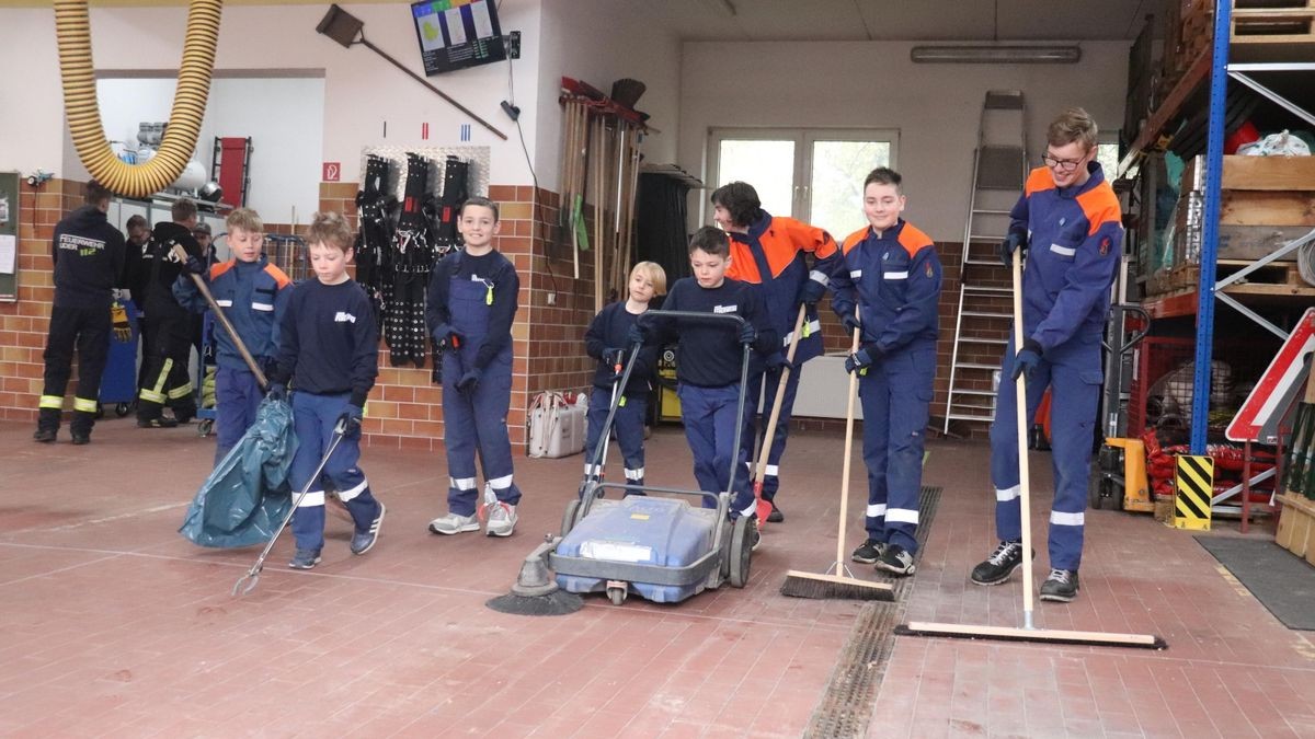 Die Mitglieder der Jugendfeuerwehr Uder waren eifrig bei der Frühjahrsputzaktion dabei. Hannes Rost durfte die Kehrmaschine bedienen. Jakob Gümpel (zweiter von links) nahm sich einen Müllsack, um Unrat einzusammeln.