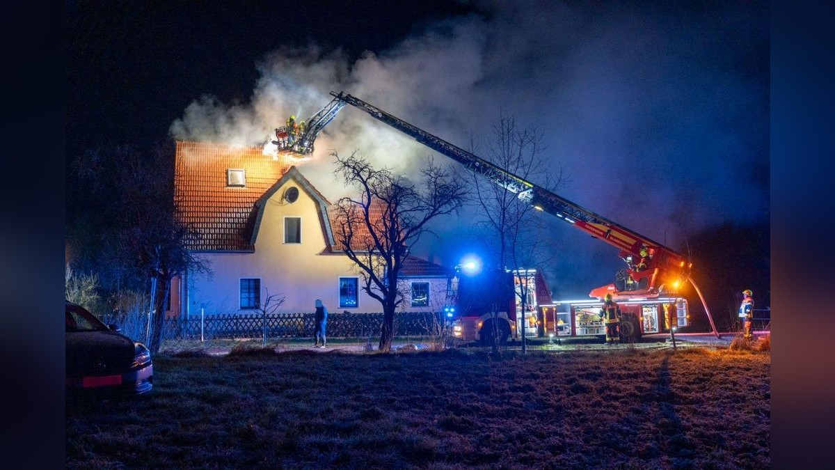 Dennoch konnte ein Übergreifen der Flammen auf einen weiteren Anbau sowie den Dachstuhl des Haupthauses nicht verhindert werden. 