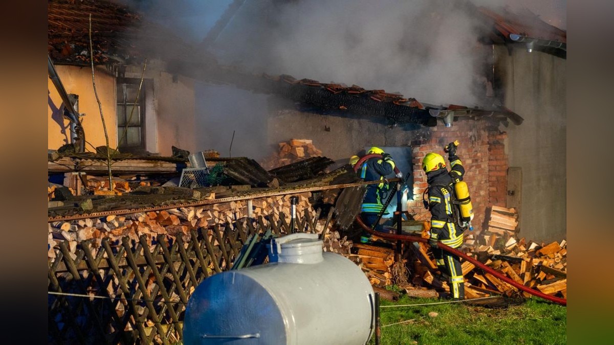 Einsatzleiter Marcus Köhler erklärte, dass das Haus nicht mehr betreten werden kann, da Decken durchhängen würden, die sich mit Löschwasser vollgesogen haben. 