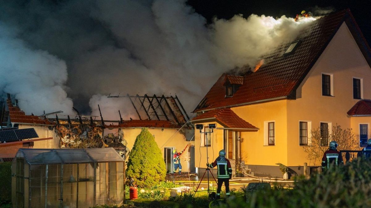 20240326 / Blankenhain OT Niedersynderstedt / Zum Brand eines Nebengebäudes wurden die Freiwilligen Feuerwehren Blankenhain mit dem Ortsteilen Klein- und Großlohma, Keßlar und Lotschen sowie Magdala Dienstagnacht gegen 0:37 Uhr nach Niedersynderstedt alarmiert. Schon auf Anfahrt konnten die Einsatzkräfte das Feuer sehen, sodass umgehend weitere Wehren aus den Ortsteilen der Gemeinde Blankenhain sowie Mellingen nachgefordert wurden. Mit Beginn der Löscharbeiten hatten die Kameraden es bereits mit einem Vollbrand des Nebengebäudes zu tun, der ihnen alle Kraft abverlangte, um das angrenzende Wohnhaus vor den Flammen zu bewahren. Weil sich die Löschwasserversorgung sehr schwierig gestaltete, wurde umgehend der kleine Bach „Magdel“ angestaut, um auch hier, neben dem Hydrantennetz Wasser entnehmen zu können. Im Verlauf des Einsatzes konnte zudem die Hauptleitung, die das Tal versorgt und durch den Ort führt angezapft werden. Weil sich das Feuer bereits so weit im Nebengelass ausgebreitet hatte, konnte schließlich ein Übergreifen auf einen weiteren Anbau des Haupthauses nicht verhindert werden. Auch kroch es unter die Dachhaut des Haupthauses, was schließlich auch an diesem Gebäude zum umfangreichen Einsatz von Löschwasser führte. Großflächig musste die Dachhaut geöffnet und Glutnester gelöscht werden. Um dies so effektiv wie möglich zu gestalten wurde neben weiteren Fahrzeugen unter anderem die Unterstützung durch die Drehleiter der Stadt Bad Berka angefordert. Schnell stand jedoch fest, dass nicht das Feuer sondern die großen Mengen Löschwasser das Wohnhaus unbewohnbar werden ließen. Einsatzleiter Marcus Köhler erklärte, dass das Haus nicht mehr betreten werden kann, da Decken durchhängen würden, die sich mit Wasser vollgesogen haben. Die ganze Nacht bis in den Morgen zogen sich die Löscharbeiten hin, die bei eisigen Temperaturen um Minus vier Grad Celsius kräftezehrend waren. Unterstützung mit warmen Getränken und etwas zu Essen gab es neben der Eigenversorgung auch durch Anwohner, welche die ganze Nacht für die Kameraden da waren. Was genau den Brand ausgelöst hat müssen jetzt die Brandursachenermittler herausfinden. Auch steht die Höhe des Sachschadens noch nicht fest. Er wird sich aber im sechsstelligen Bereich bewegen. / Foto: Stefan Eberhardt - medien-partner.net