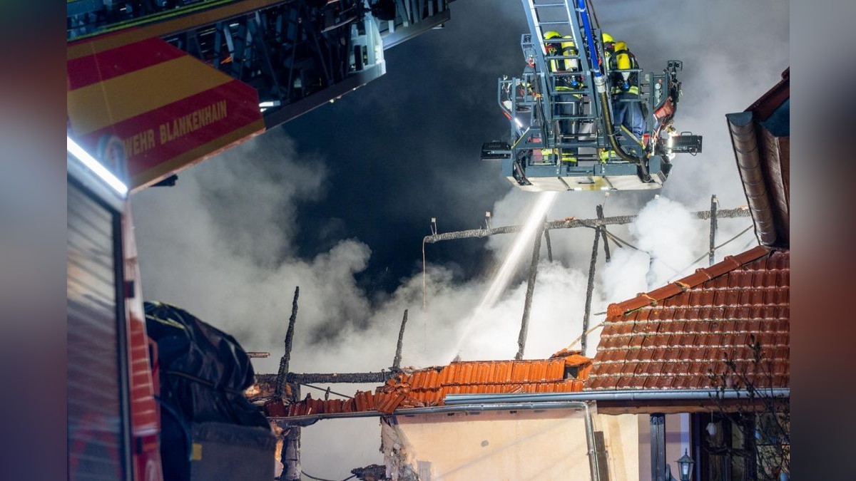 Nach ersten Informationen waren die Freiwilligen Feuerwehren Blankenhain mit dem Ortsteilen Klein- und Großlohma, Keßlar und Lotschen sowie Magdala gegen 0.37 Uhr alarmiert worden. 