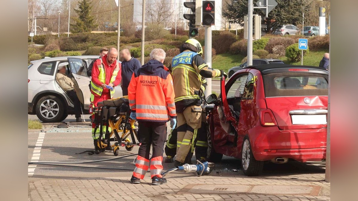 Nach ersten Informationen waren am Mittag ein BMW und ein Fiat aus bisher ungeklärter Ursache miteinander kollidiert.