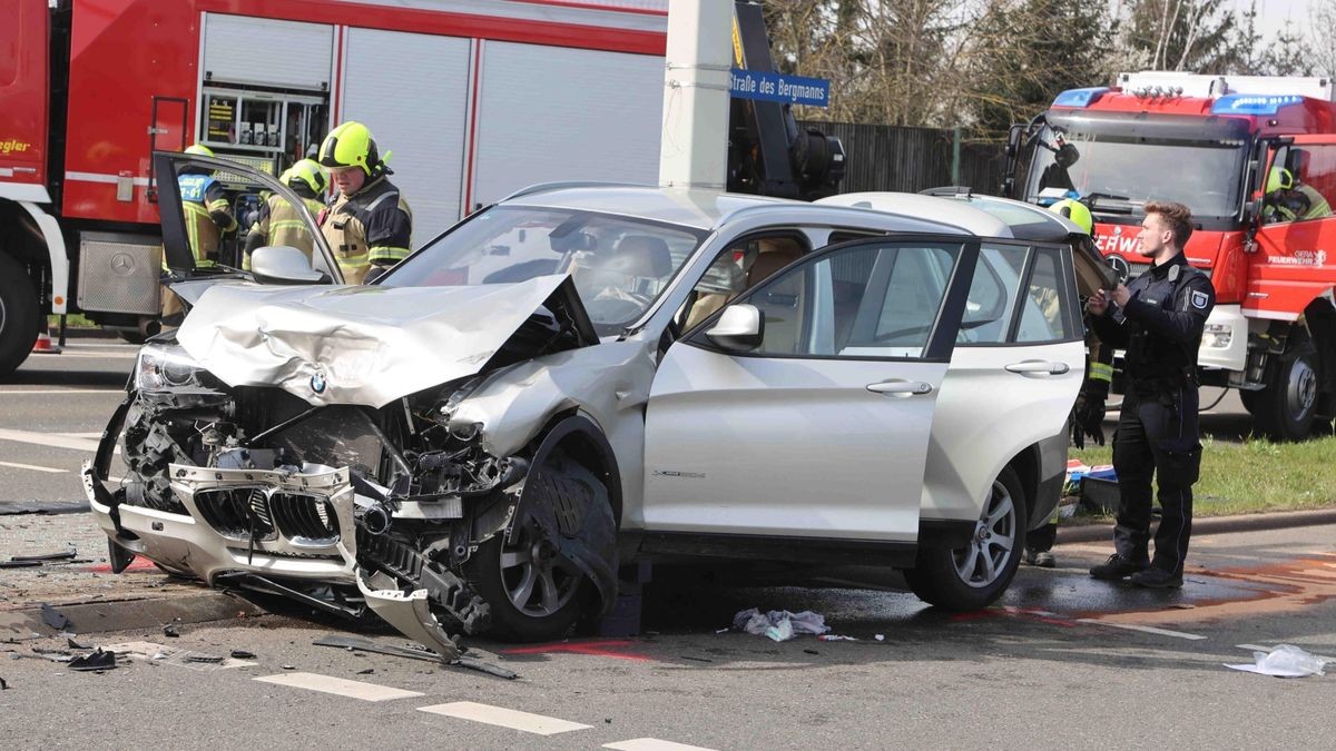 Bei einem Unfall auf der Kreuzung Straße des Bergmanns/Stadtring Süd-Ost sind am Dienstag sind mehrere Personen verletzt worden.