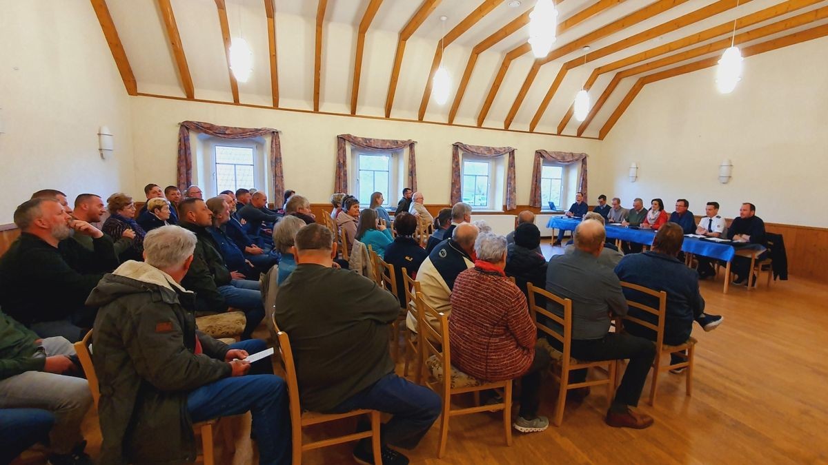 Gut zwei Wochen, nachdem Kritik an der Organisation des ersten Hochwassergespräches aufkam, fand am 25. März nun die zweite Runde zu diesem Thema statt. Der Gemeindesaal in Nikolausrieth war fast bis auf den letzten Platz gefüllt.